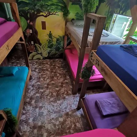 Oasis Beachfront Hostel Puerto Limon Bagian luar foto