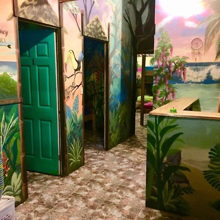 Oasis Beachfront Hostel Puerto Limon Bagian luar foto
