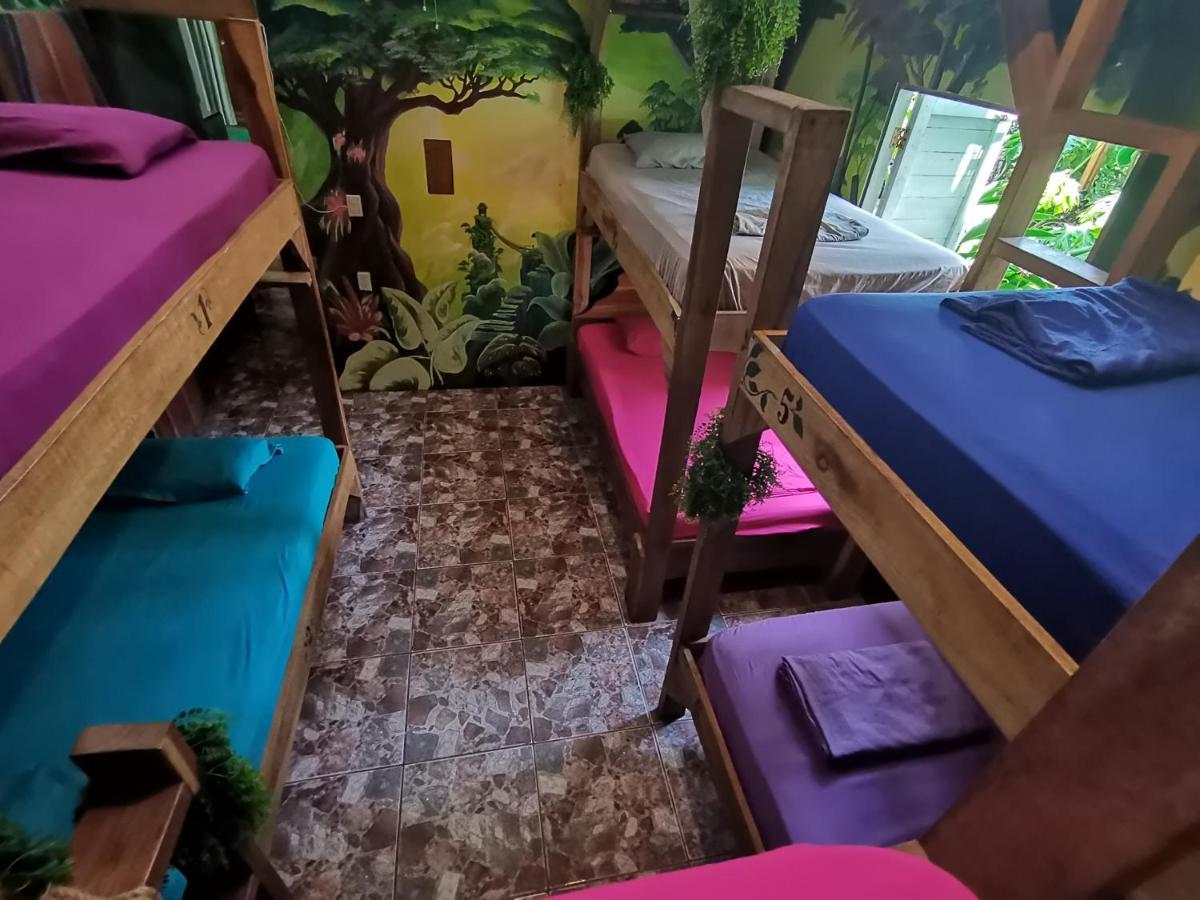 Oasis Beachfront Hostel Puerto Limon Bagian luar foto