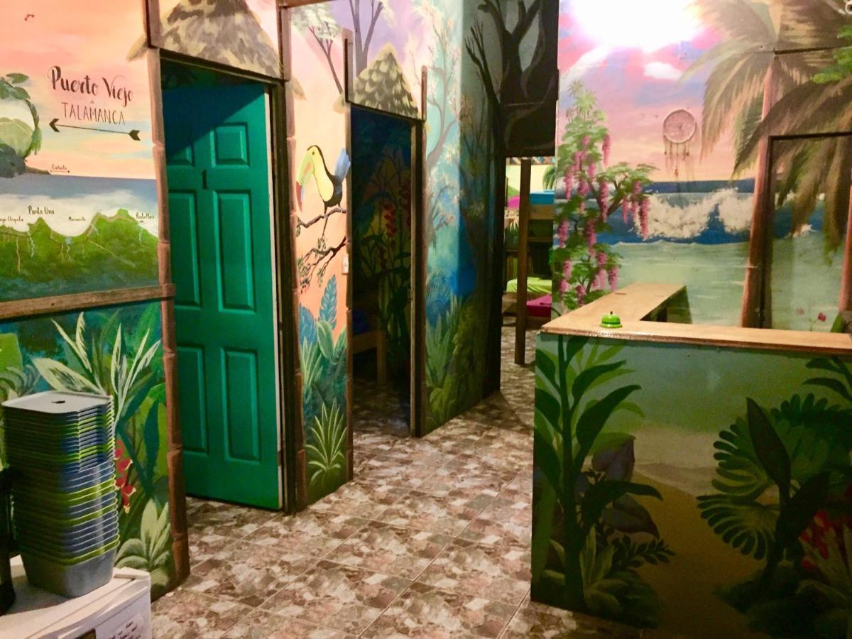 Oasis Beachfront Hostel Puerto Limon Bagian luar foto