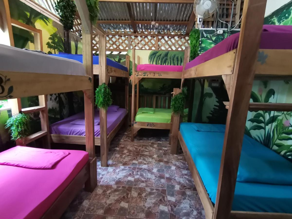 Oasis Beachfront Hostel Puerto Limon Bagian luar foto