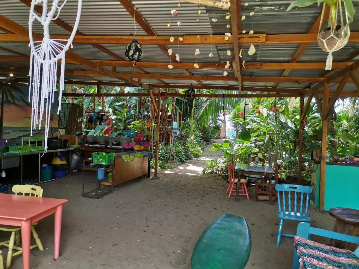 Oasis Beachfront Hostel Puerto Limon Bagian luar foto