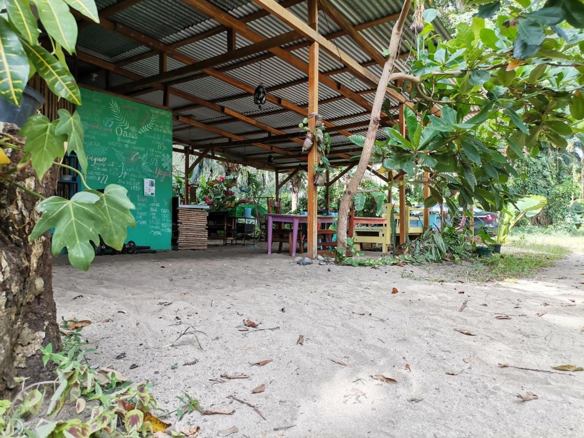 Oasis Beachfront Hostel Puerto Limon Bagian luar foto