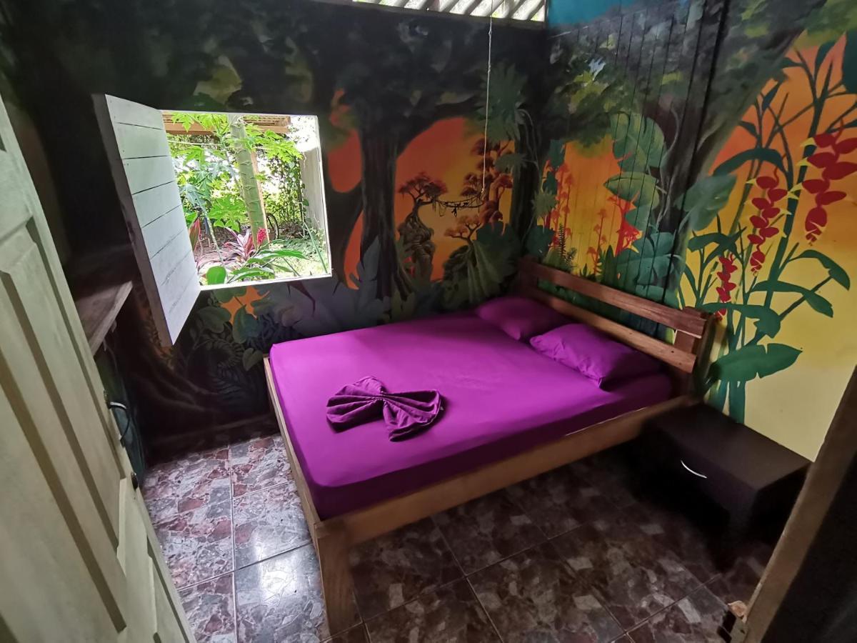 Oasis Beachfront Hostel Puerto Limon Bagian luar foto