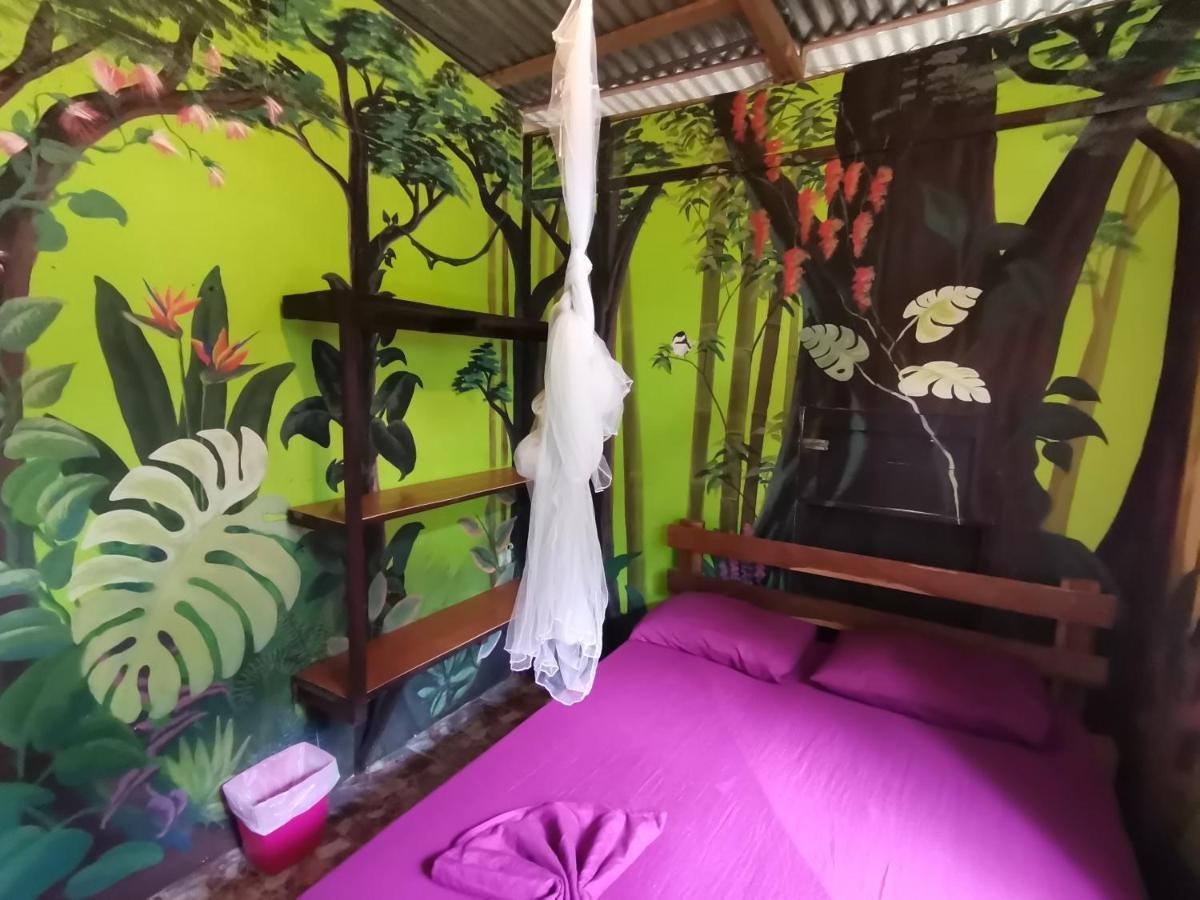 Oasis Beachfront Hostel Puerto Limon Bagian luar foto