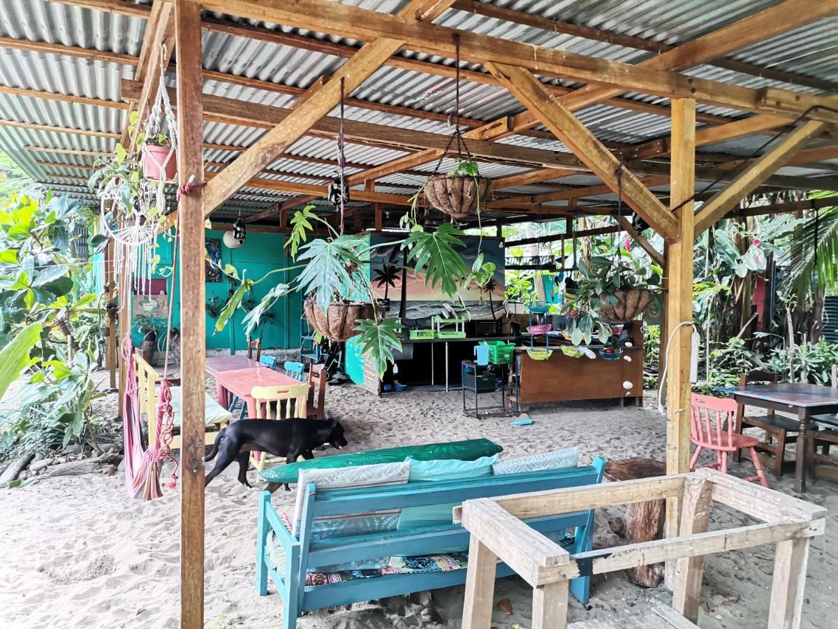 Oasis Beachfront Hostel Puerto Limon Bagian luar foto