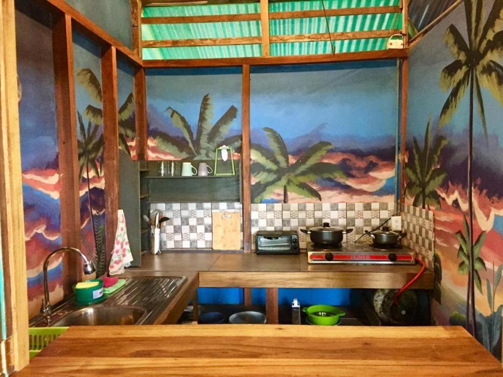 Oasis Beachfront Hostel Puerto Limon Bagian luar foto