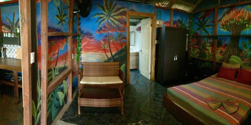 Oasis Beachfront Hostel Puerto Limon Bagian luar foto