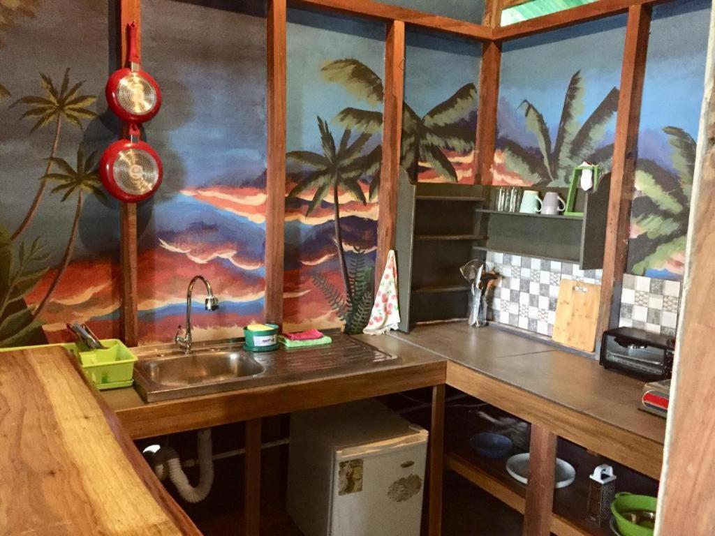 Oasis Beachfront Hostel Puerto Limon Bagian luar foto